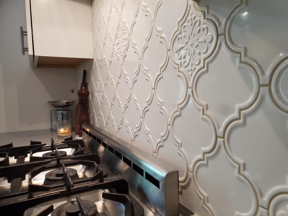 Kitchen remodel with arabesque tile backsplash and a gas range